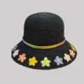 Schwarzer Stroh-Bucht-Hut für Damen Sommer Strand Sonnenschutz mit bunten bestickten Blumen. - M (56-58cm) / Raffiabast-Farbbad in Schwarz