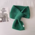 Gruener gestrickter Winterschal fuer Damen, gemuetlicher ueberkreuzter Halswaermer warm. - 15x75cm / Grün