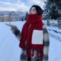 Damen Winter roter Plüschtaschen Quaste Schal, dicker warmer Kunstkaschmir Schal und Umhang. - Taschen-Quasten-Stil (Rot) / 40x210cm / Rot