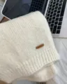 Gemütlicher Strickschal mit Alpakawolle Detailansicht, weicher Winterschal mit Lederetikett. - Gebrochenes Weiß