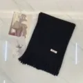 Detailansicht des dunklen Strickschals mit Fransen auf einer sauberen Marmoroberfläche. - 30x170cm / Schwarz