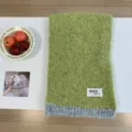 Detailansicht eines kuscheligen Wollmischgewebe-Farbblock-Strickschals in Grün und Grau. - 24*168CM / Grün