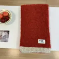 Nahaufnahme eines rot-beigen farbblockgestrickten Schals, weiches warmes Winteraccessoire - 24*168CM / Rot