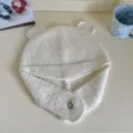 Süße weiße Strickmütze mit Bärenohren für Damen, kuschelige Winter Beanie mit Herzknopf. - M (56-58cm) / Cremeweiß