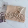 Zweiseitiger Kaschmir-Schal Detailansicht, eleganter Beigeton mit stilvollem Fransen-Saum. - Beige