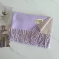 Detailansicht des gewendeten Damen-Faux-Kaschmir-Schals mit Quasten in Lila und Beige. - Purpurner Reis