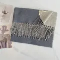 Gemütlicher, doppelseitiger Winter-Kaschmir-Schal mit Fransen und stilvollem Etikett. - Dunkelgrau-Beige