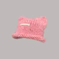 Primo piano del berretto rosa in maglia con orecchie di gatto e dettagli di cucitura. - M(56-58cm) / Rosa