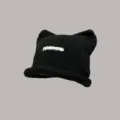 Vista dettagliata del berretto in maglia nera con orecchie da gatto e cucitura bianca. - M(56-58cm) / Nero