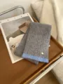 Grau-blauer Strickschal Detail, weicher Kunstkaschmir-Winter-Halswärmer für Damen. - Dunkelgrau Blauer Rand