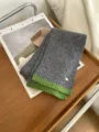 Grauer Strickschal mit grüner Kante, gemütlicher Kontrastfarben-Halswärmer für Damen Detail. - Grau mit grünem Rand