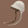 Nahaufnahme Detail der Winter Mütze mit Ohrenklappen, weichem braunen Plüschfutter und Strick. - M (56-58cm) / Beige