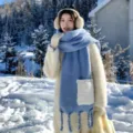 Winter warmer blauer Schal aus Viskose mit Tasche und Zopfmuster Fransen für Damen dick - Blau