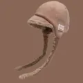 Detailansicht der warmen gefütterten Strick-Trapper-Mütze mit langen Ohrenklappen und Schirm. - M (56-58cm) / Khaki