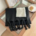 Schwarzer Plueschtaschen Schal mit dicken geflochtenen Quasten und warmer Kaschmiroptik. - Schwarz