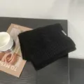 Détail d'écharpe en maille noire, hiver épaisse et chaude accessoire doux unisexe. - Noir