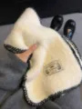 Bufanda suave de felpa color crema con borde negro y etiqueta elegante para invierno. - Blanco