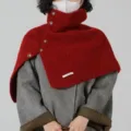Roter hochgeschlossener Strick-Umhang Winter warmer asymmetrischer Damen Poncho Pullover. - Weinrot
