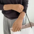 Lange gesprenkelte Strickhandschuhe für Damen, warme Wintermode in elegantem Kamelton. - Vollfinger / Mixed Kamel