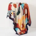 Vue de détail d'un foulard en soie satinée imprimé graffiti abstrait 90cm, élégant. - Graffiti Marine