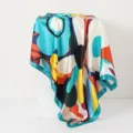 Vue de détail d'un foulard en satin imprimé graffiti abstrait, écharpe d'art géométrique. - Graffiti Bleu