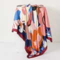 Vue détaillée du foulard en soie satinée 90cm avec design imprimé graffiti abstrait. - Graffiti rouge vin