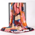 Vue détaillée du foulard en soie satinée 90x90cm pour femme avec imprimé floral. - Peinture à l'huile vibrante