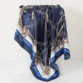 Carré de soie satinée bleu classique avec imprimés élégants de chaînes et de ceintures pour femmes. - Chaîne Bleu Marine