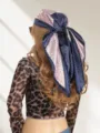 Foulard carre en soie satinee avec imprime geometrique, accessoire de cheveux elegant, 90x90cm. - Bleu poudré EF
