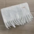 Gemütlicher einfarbiger Winterschal mit dicken Fransen, weicher Kaschmir-Strick Detailansicht. - 40x220cm / Weiß