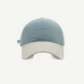 Primer plano detallado de la gorra de béisbol bicolor con corona suave y visera en contraste. - M (56-58cm) / Azul claro