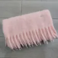 Detailansicht des weichen, rosa flauschigen Winterschials mit dicker Fransenstruktur. - 40x220cm / Pfirsichrosa