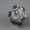 Primer plano de un juguete fidget de interruptores mecánicos con caja transparente - 12 Teclas Forma de Bola Luz Negro / Embalaje OPP