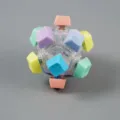 Detailansicht eines mechanischen Schalter-Fidget-Toys mit pastellfarbenen Tasten - 12-Tasten Kugelform Licht Macaron