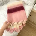 Detailansicht des bunten gestreiften Kinder-Winterschals mit flauschigen Bommel-Quasten. - 26X145cm / Rosa (Pompon)