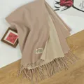 Zweiseitiger, zweifarbiger Kaschmir-Gefühl Schal Detailansicht mit Fransen und weicher Textur. - 68x200cm / Khaki Beige
