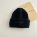 Berretto invernale in maglia nera per bambini con simpatico ricamo di gatto e lettere. - Cappello / Nero