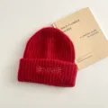 Berretto in maglia invernale rosso per bambini con dettagli di ricamo a baffi e lettere. - Cappello / Rosso