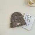 Bonnet en tricot marron confortable pour enfants avec patch tissé, idéal pour l'hiver. - S / Gris clair