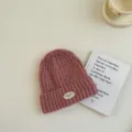 Bonnet en tricot rose confortable pour enfants, détail écusson mignon, bonnet chaud hiver. - S / Rose