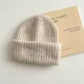 Dettaglio berretto in maglia beige, caldo cappello invernale con ricamo carino. - Cappello / Crema