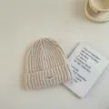 Bonnet en tricot pour enfants, bonnet en laine chaud uni avec joli patch étiquette. - S / Crème