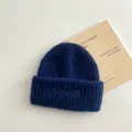 Dettaglio berretto in maglia blu scuro, soffice con ricamo gatto, abbigliamento invernale. - Cappello / Blu navy