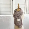 Vista detallada de bufanda de punto, textura de lana gruesa, accesorio de invierno cálido. - Bufanda Caqui