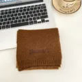 Accogliente sciarpa in maglia marrone per bambini, con toppa in pelle e tessuto morbido e caldo. - Sciarpa / Caffè
