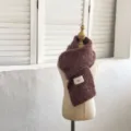 Detalle de bufanda de lana tejida para niños, cuello de invierno cálido y acogedor para pequeños. - Bufanda Café