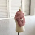 Detalle de bufanda de punto de lana rosa para niños acogedora, perfecta para invierno. - Bufanda Rosa
