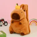 Vista detallada de una linda mochila de peluche de carpincho marrón con una naranja arriba - 35cm / Naranja en la Cabeza / Camello