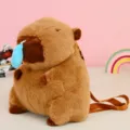 Vista detallada de una mochila de peluche de carpincho marrón con accesorio lindo. - Marrón Visón Oscuro