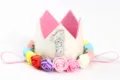 Detalle de una corona rosa brillante para el primer cumpleaños con rosas artificiales - Número 1 / Blanco Irisado